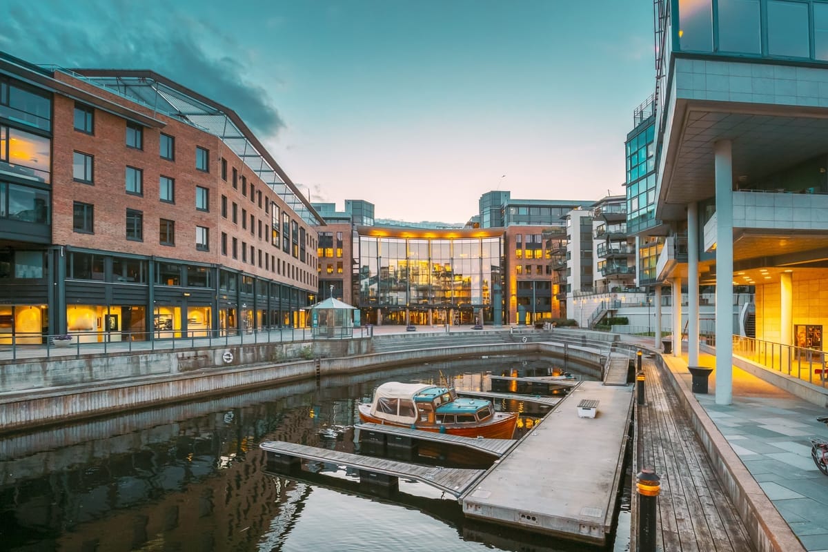 Uferpromenade Aker Brygge in Oslo mit Booten, Restaurants und Menschen am Wasser