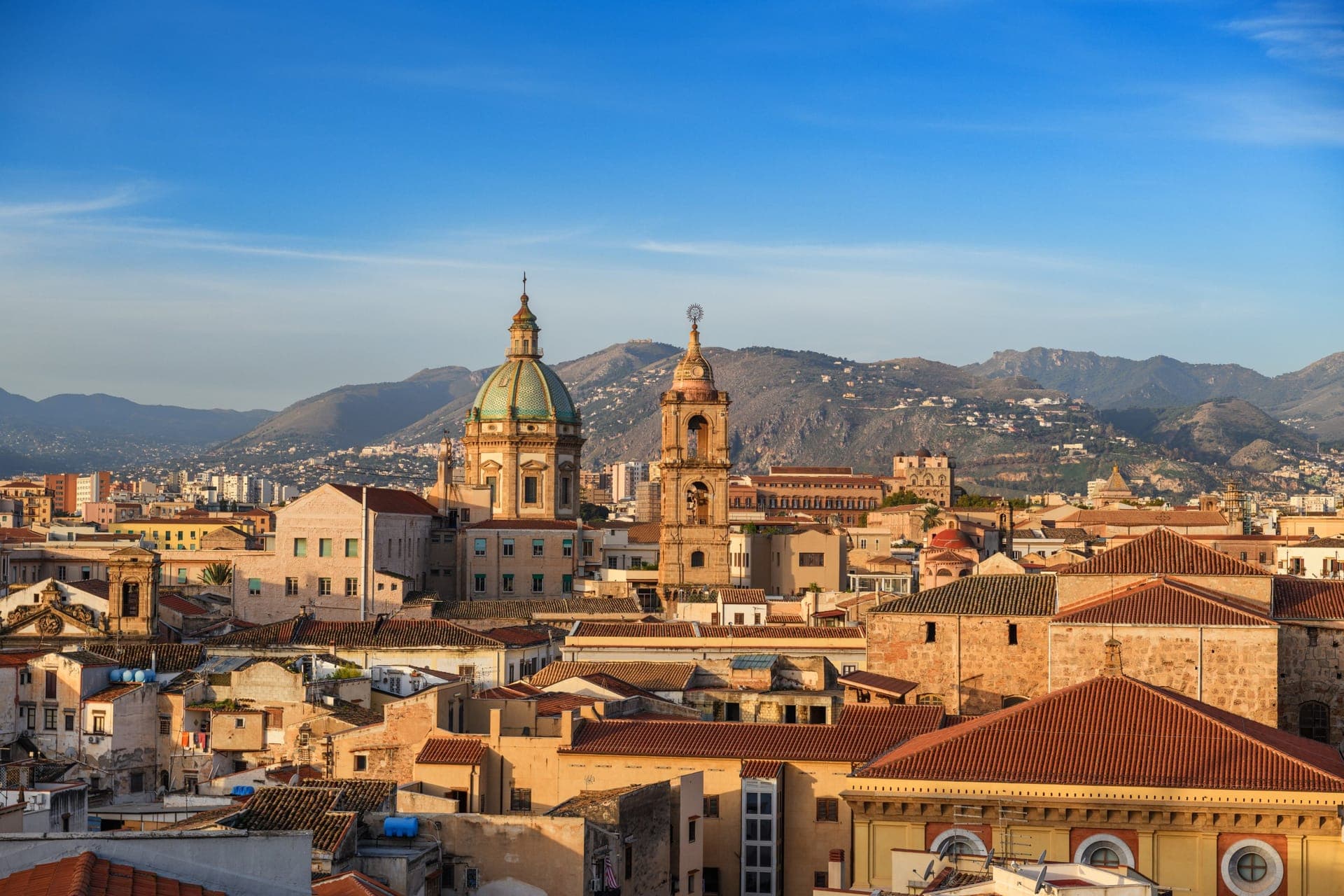 Panoramablick auf die Skyline von Palermo mit Bergen im Hintergrund