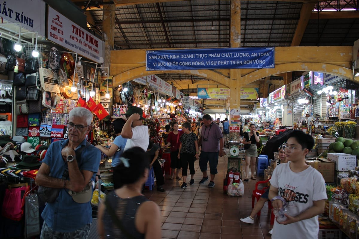 Eingang und Uhrenturm des Ben-Thanh-Markts in Ho-Chi-Minh-Stadt