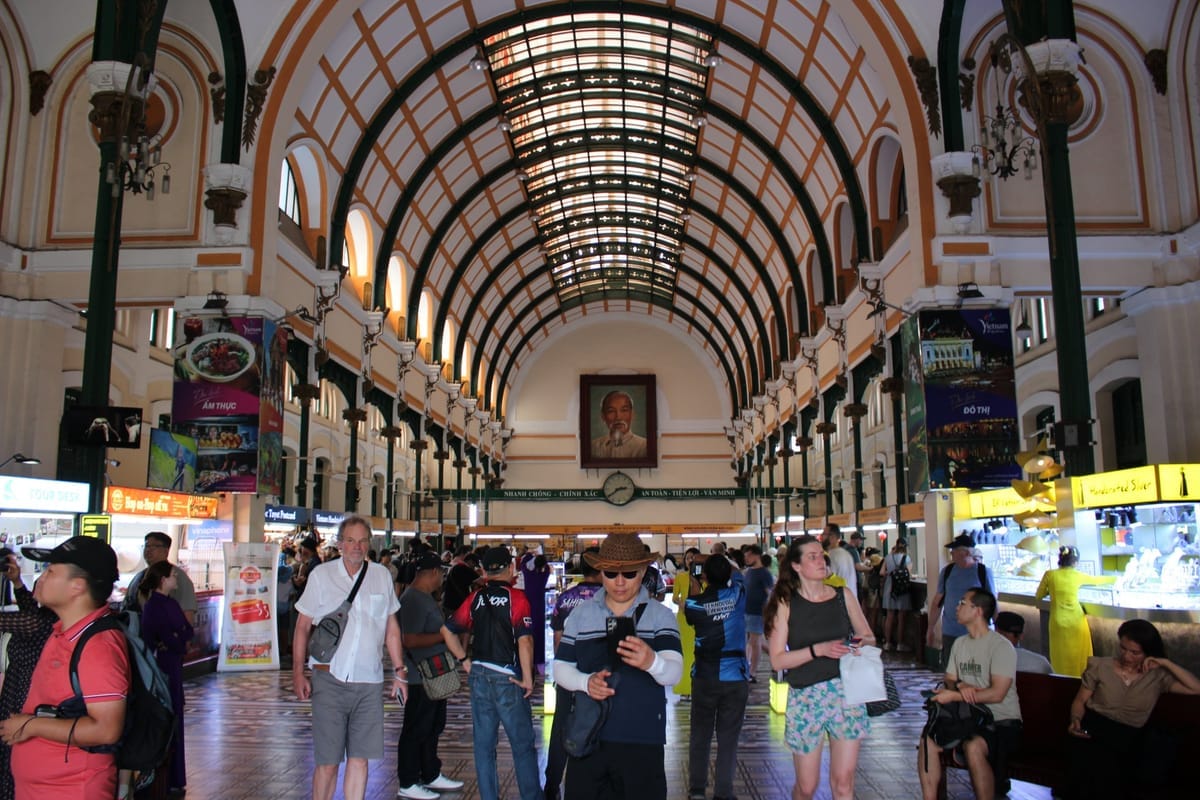 Rote Backsteinfassade der Notre-Dame-Kathedrale in Ho-Chi-Minh-Stadt