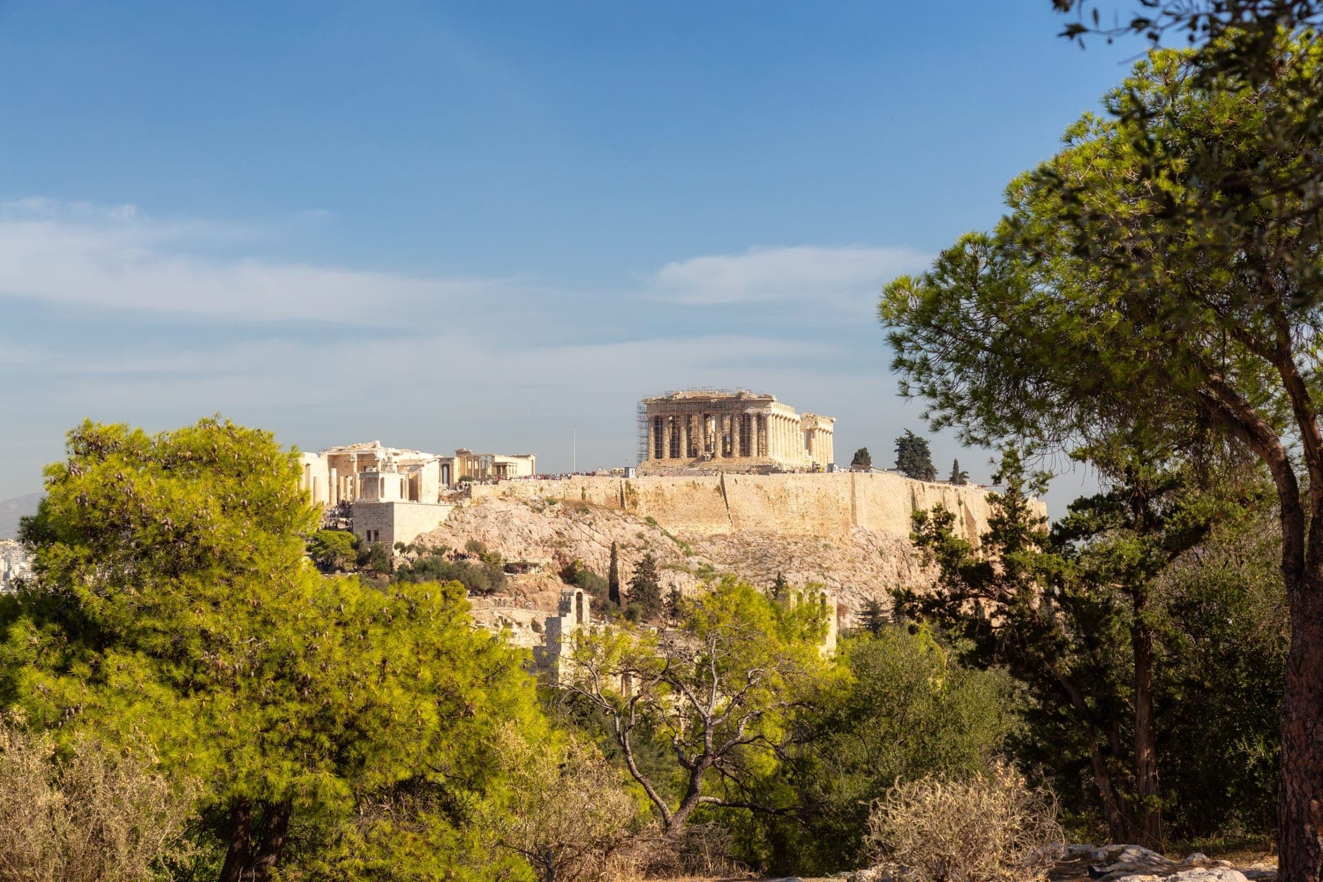 Odeon des Herodes Atticus am Fuß der Akropolis in Athen unter blauem Himmel