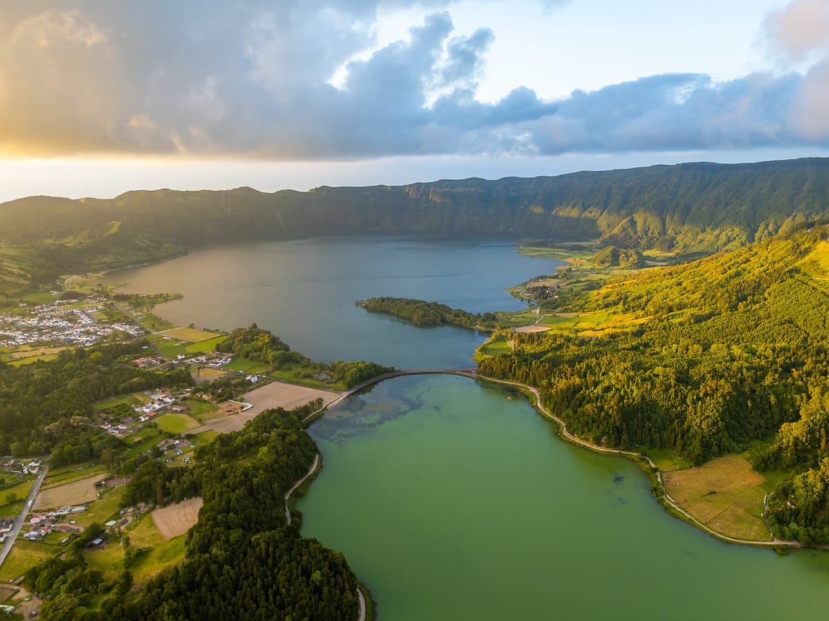 Blick vom Kraterrand auf die Zwillingsseen von Sete Cidades, ein grüner und ein blauer See