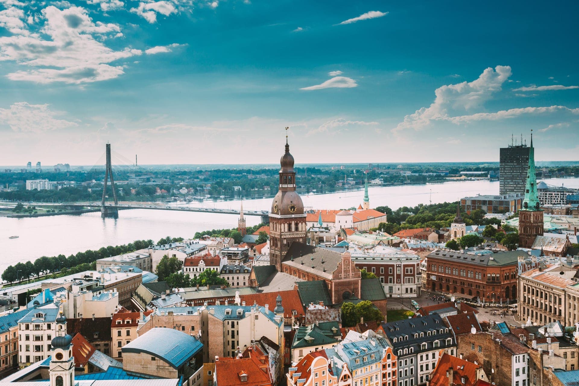 Panorama der Altstadt von Riga an der Daugava mit Kirchtürmen