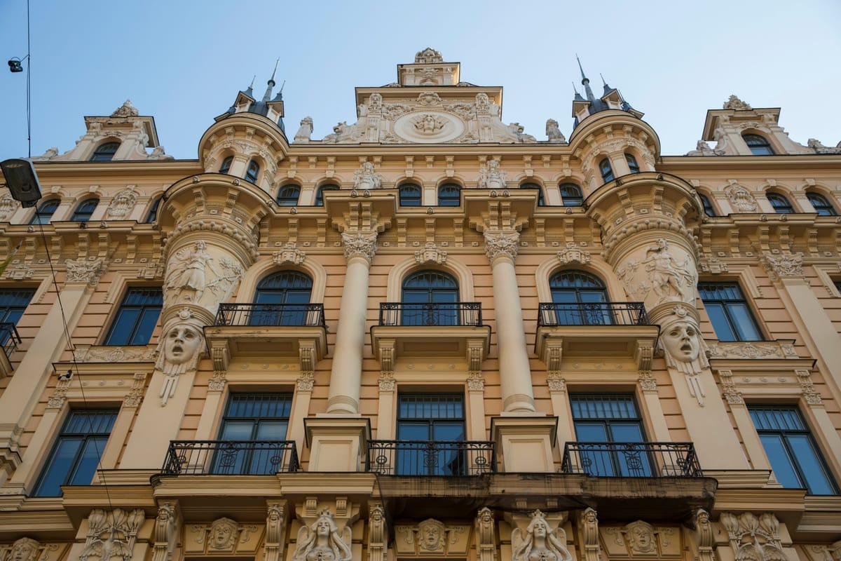 Jugendstil-Fassaden mit kunstvollen Ornamenten in der Alberta iela in Riga