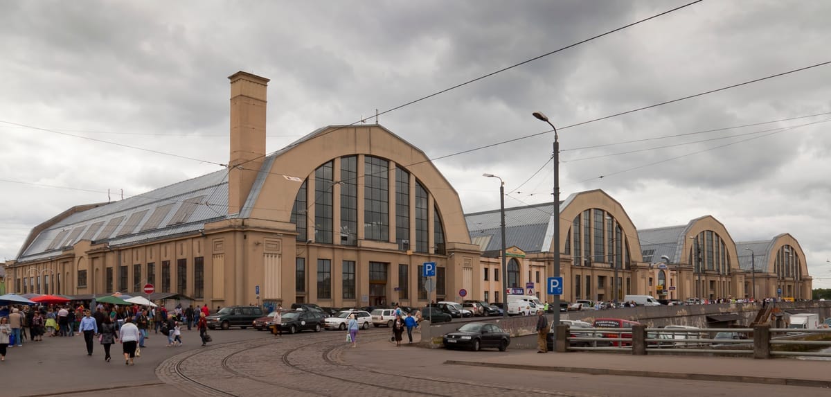 Die Hallenreihe des Rigaer Zentralmarkts von außen: fünf tonnenförmige Bauten aus ehemaligen Zeppelin-Hangars