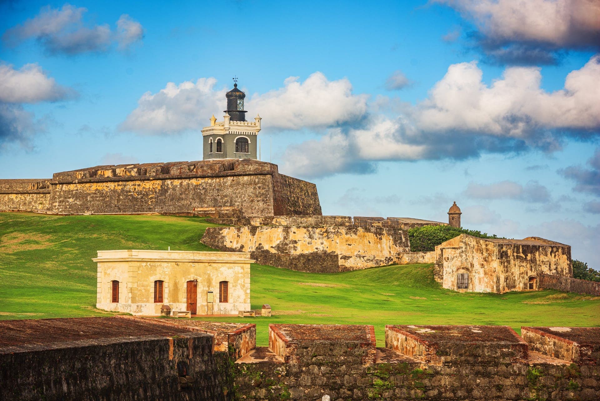 Die Festung El Morro auf der Landzunge von Old San Juan mit Festungsmauern und Meer im Hintergrund