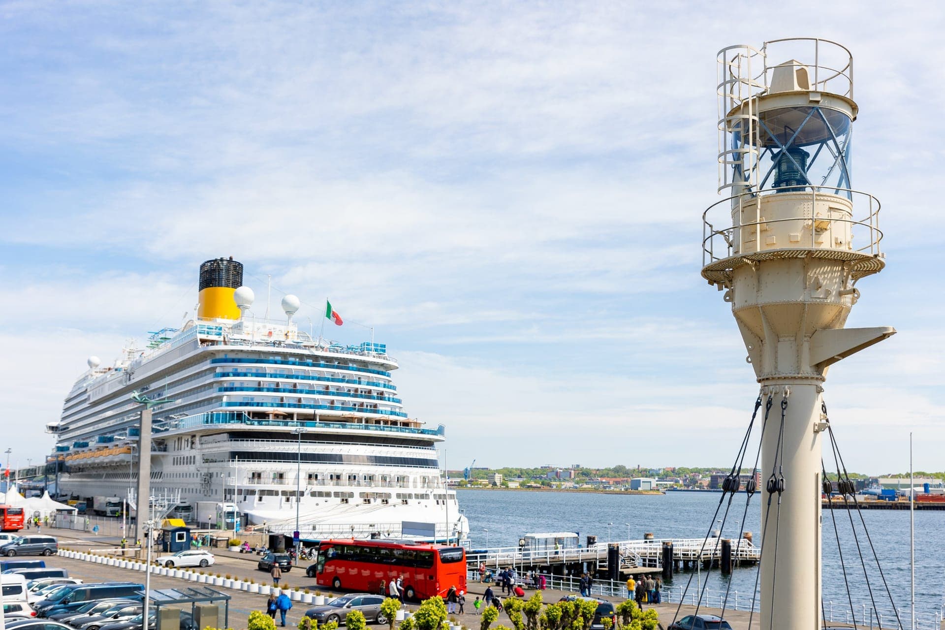 Kreuzfahrtschiff am Terminal in Southampton mit Blick über das Hafenbecken