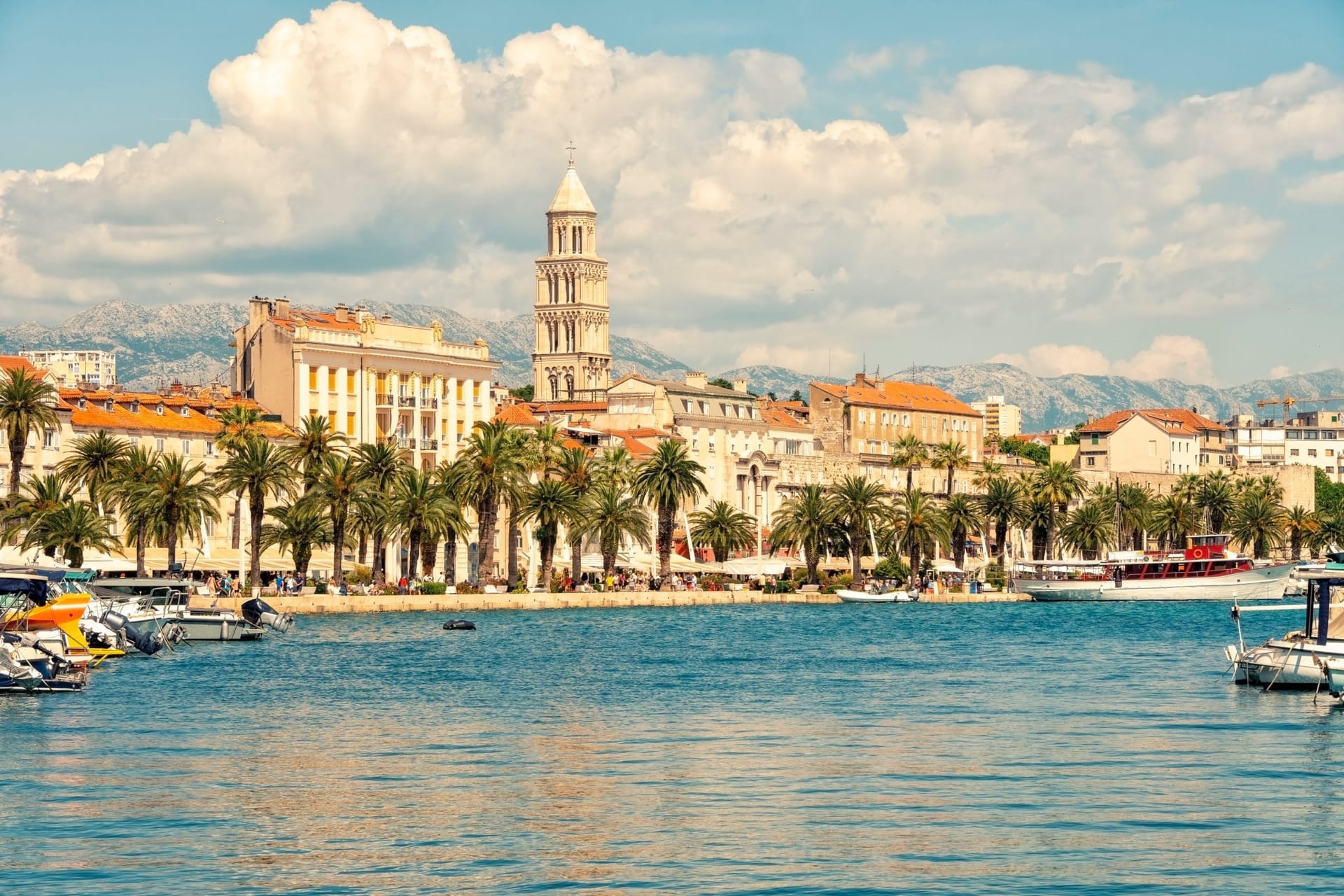 Blick auf den Diokletianpalast und die Riva-Promenade von Split