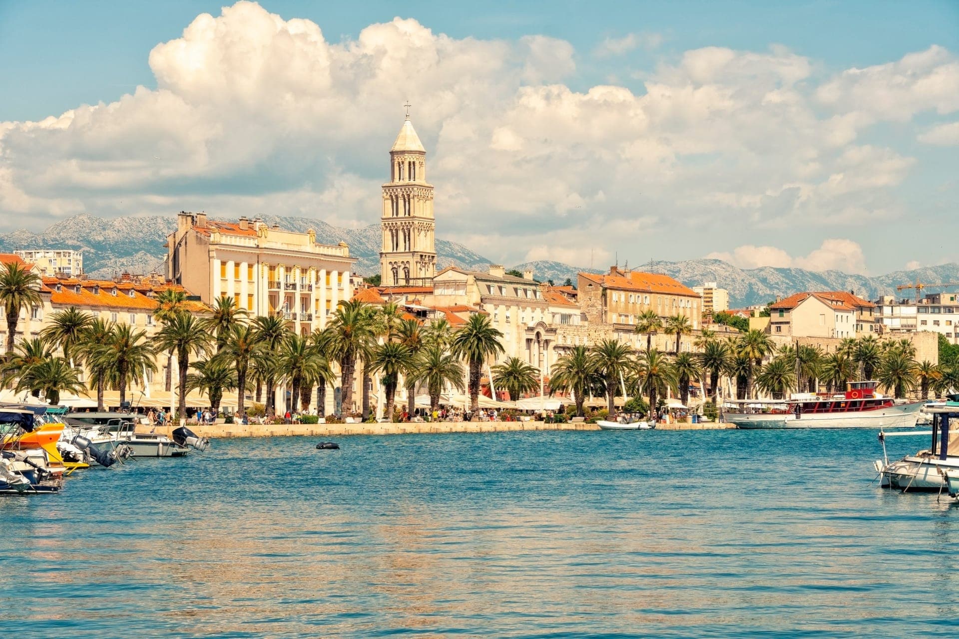Blick auf den Diokletianpalast und die Riva-Promenade von Split