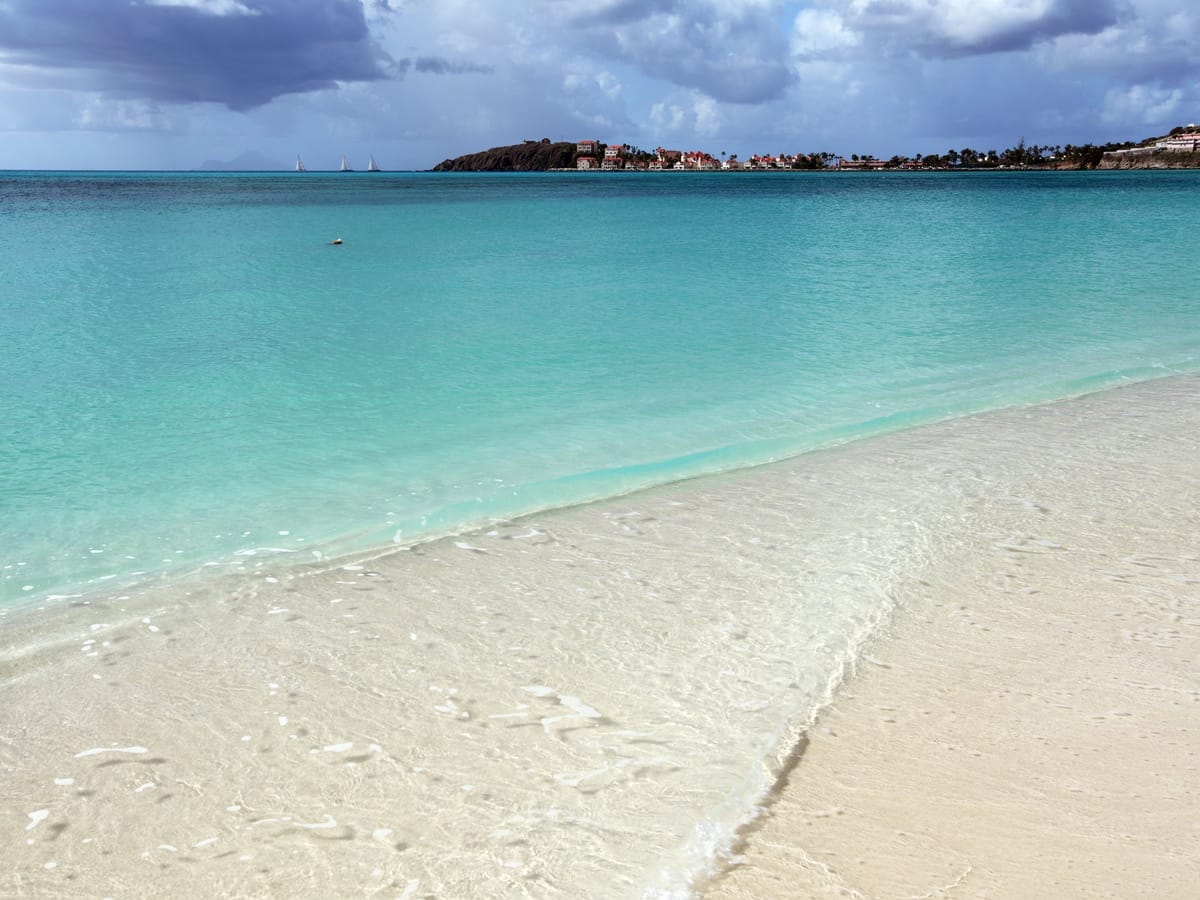 Weiter heller Sandstrand der Orient Bay mit türkisfarbenem Wasser