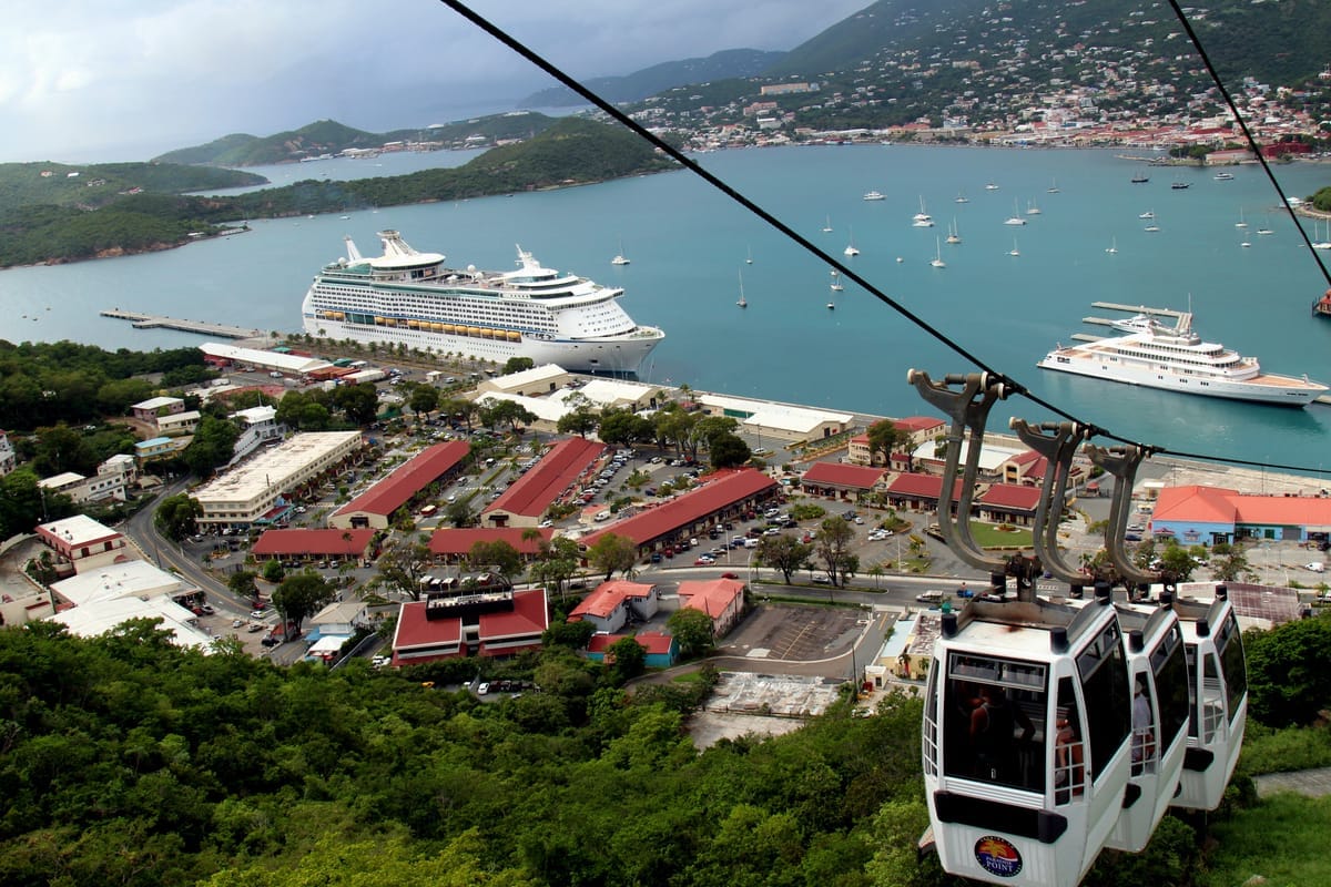 Blick aus einer Gondel der Skyride über das Terminal Havensight mit angelegtem Kreuzfahrtschiff, die Bucht von Charlotte Amalie und die grünen Hügel von St. Thomas