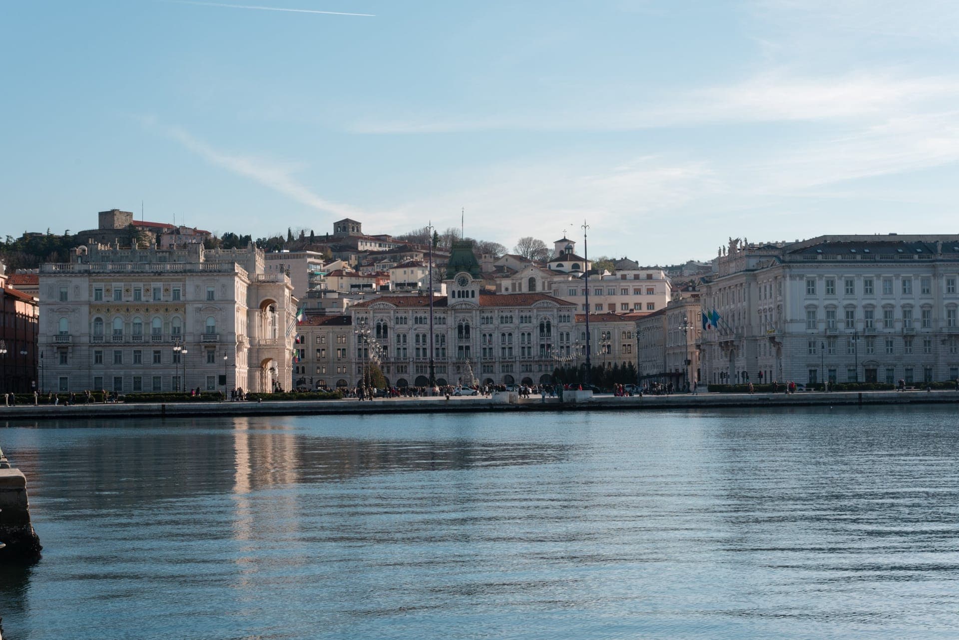 Piazza Unità d'Italia in Triest mit prachtvollen Habsburger Fassaden und Blick zum Meer