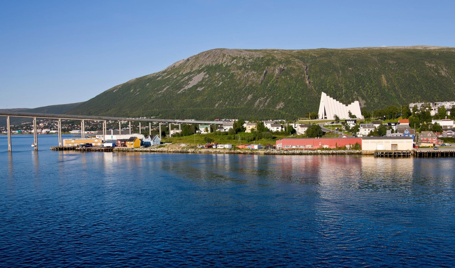 Blick vom Storsteinen auf Tromsø mit der Tromsøbrücke, der Eismeerkathedrale und dem Fjord