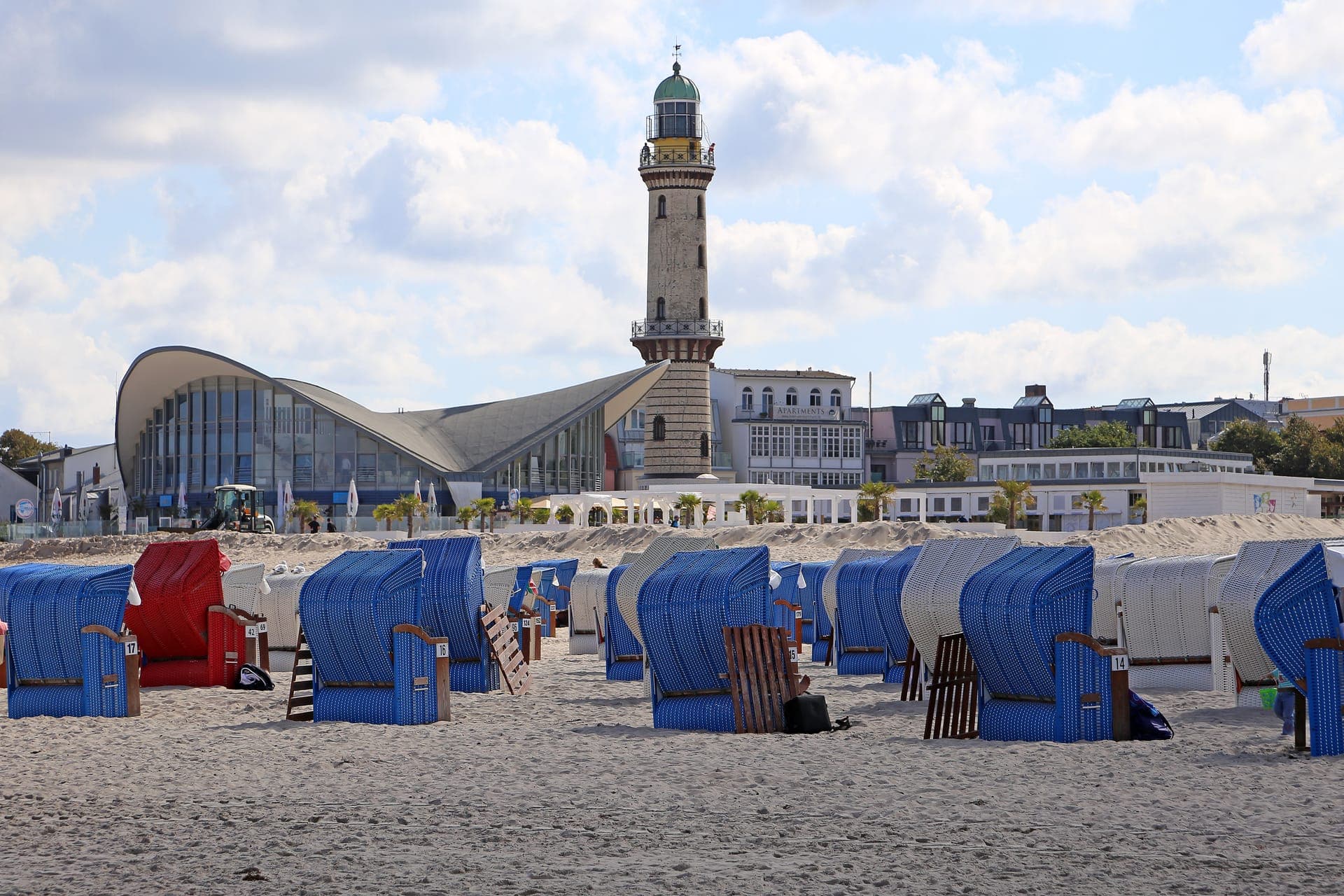Warnemünde – Leuchtturm und Teepott