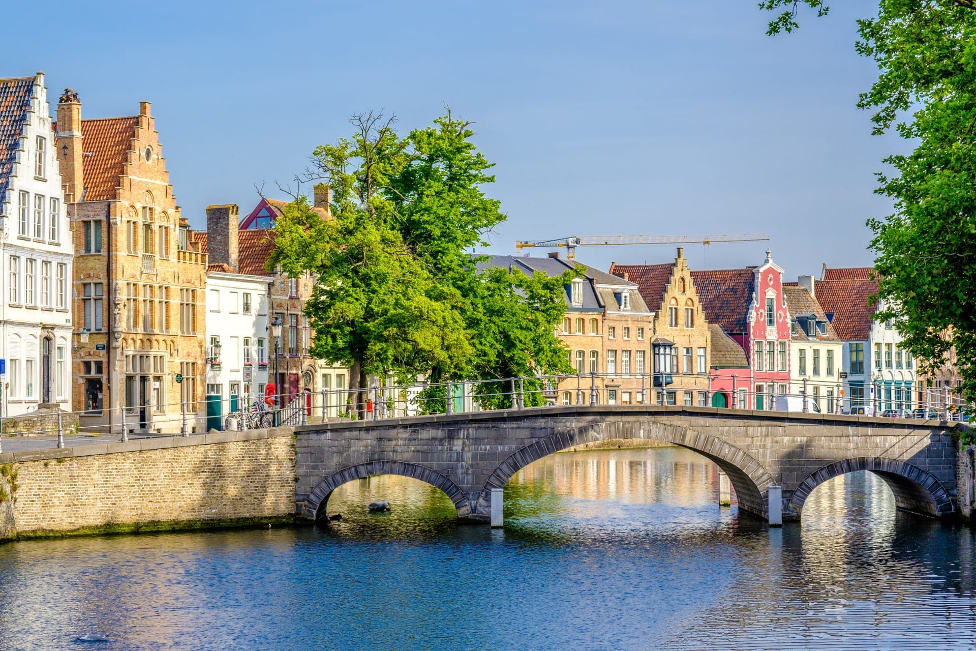 Grachtenpanorama von Brügge mit Bogenbrücke und historischen Giebelhäusern