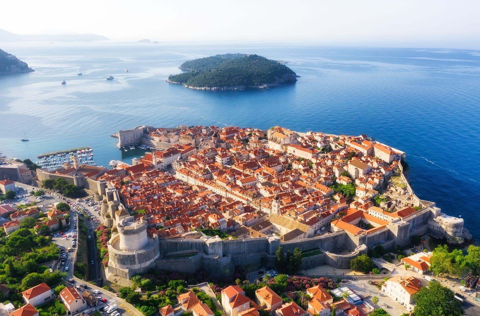 Luftaufnahme der Altstadt von Dubrovnik mit Stadtmauer direkt am Meer