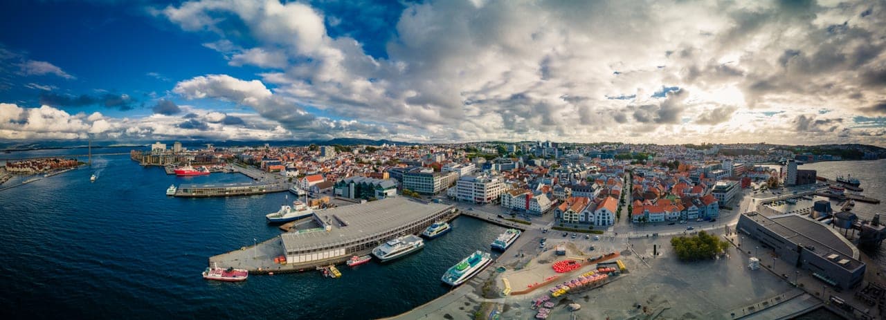 Hafenpanorama von Stavanger mit Blick über den Vågen auf die Stadtmitte