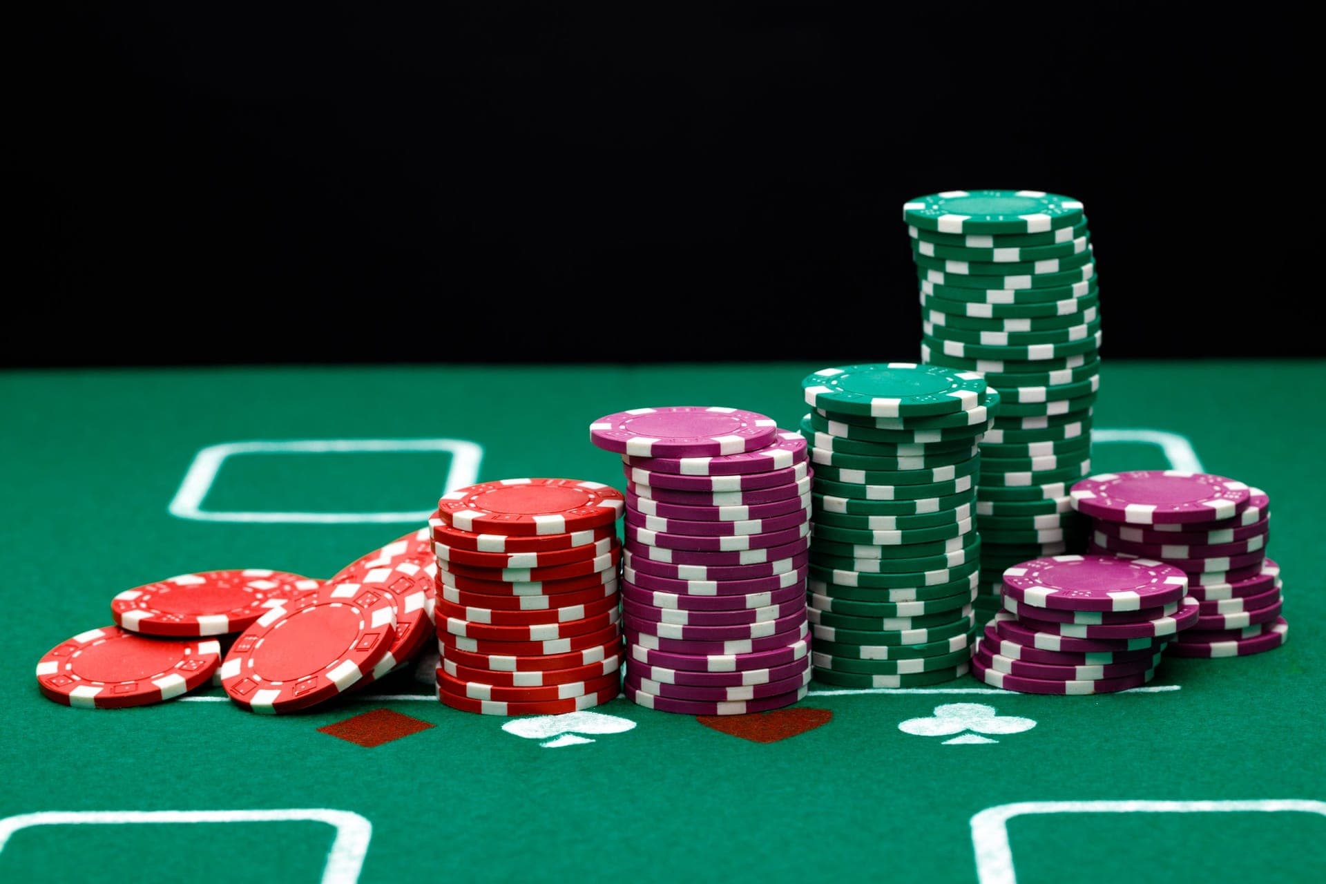 Spieltisch mit Chips in einem Casino an Bord eines Kreuzfahrtschiffs