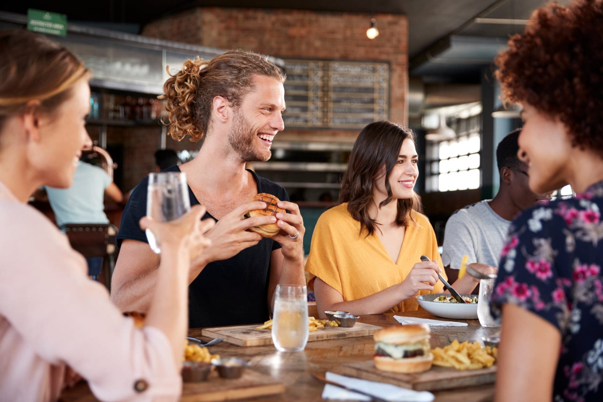 Passagiere essen entspannt in legerer Kleidung in einem Bordrestaurant im Freestyle-Konzept