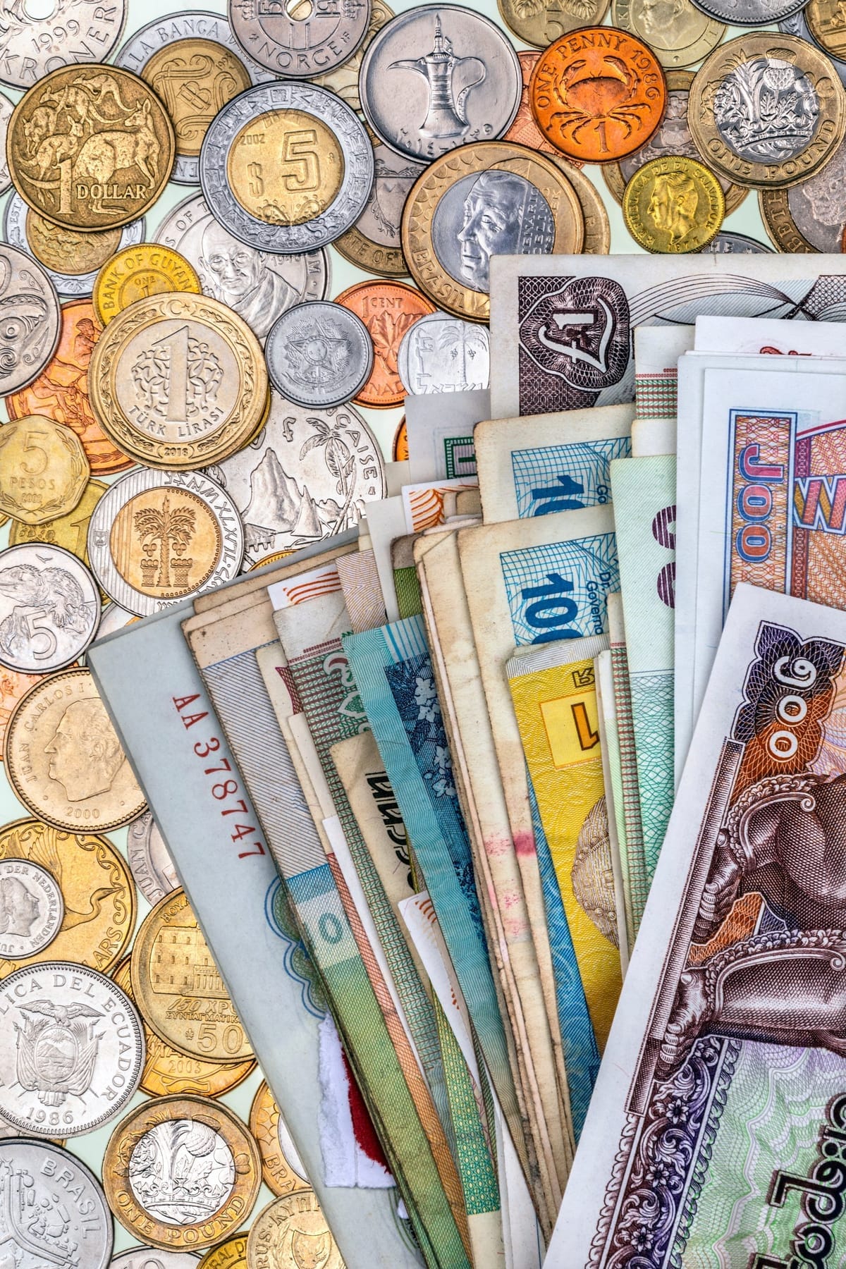 Zusammenstellung verschiedener internationaler Münzen und Banknoten