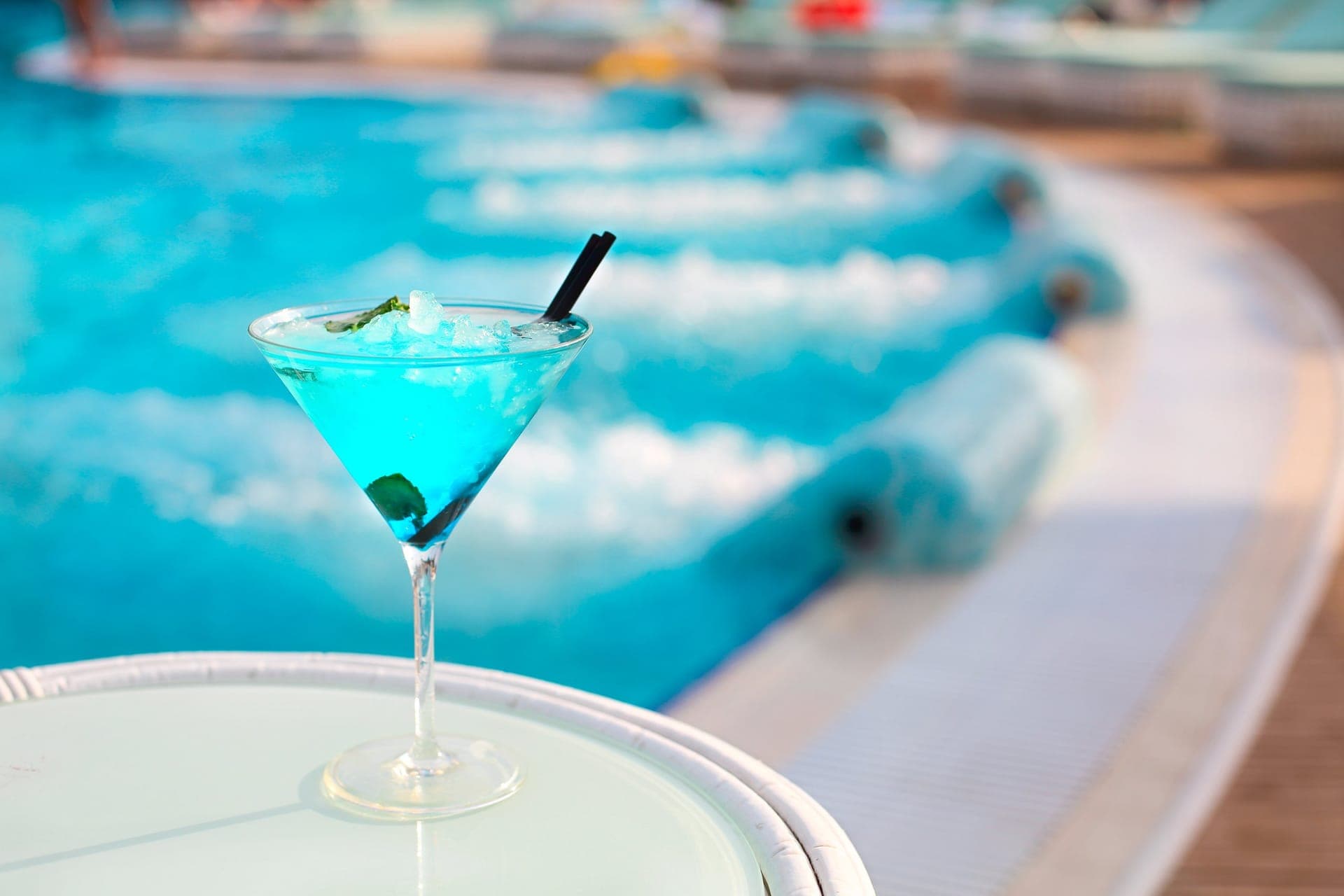Cocktail an der Poolbar eines Kreuzfahrtschiffs