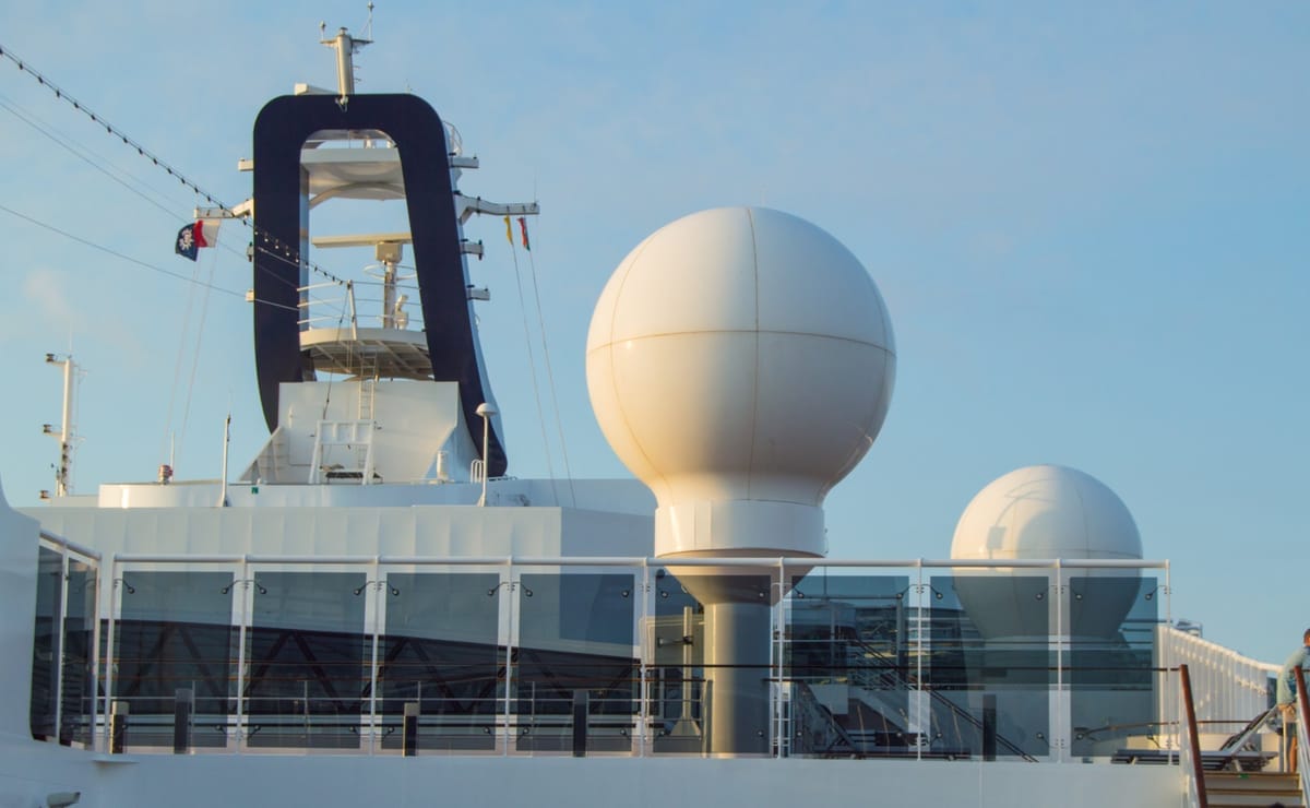 Satelliten-Antennenkuppel (Radom) auf dem Oberdeck eines Kreuzfahrtschiffs