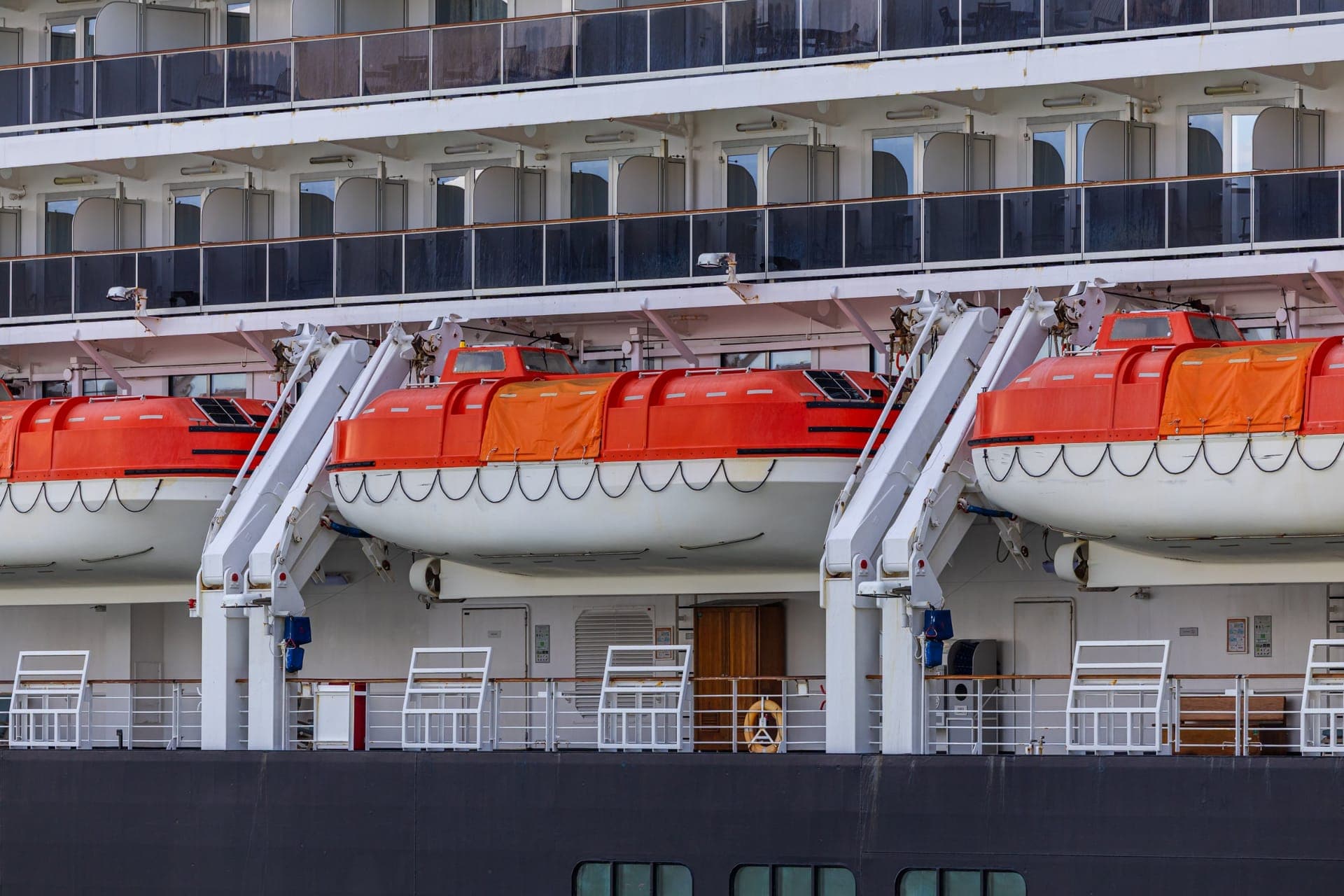 Rettungsboote und Sicherheitsausrüstung an der Reling eines Kreuzfahrtschiffs