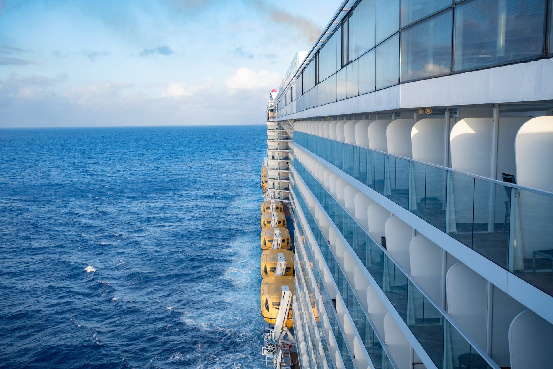 Kreuzfahrtschiff auf ruhiger, weiter Atlantikroute ohne Land in Sicht