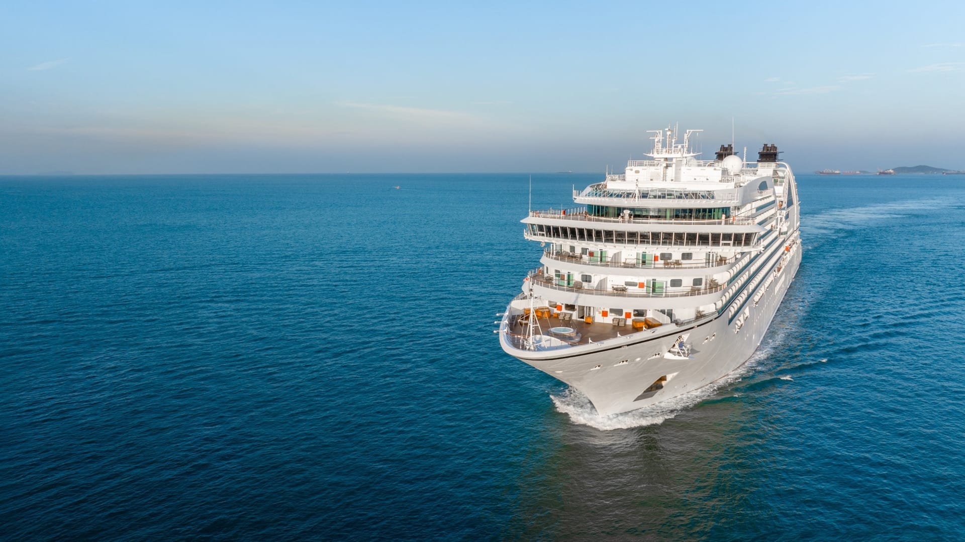 Kreuzfahrtschiff von vorn auf ruhiger, offener See bei klarem Wetter