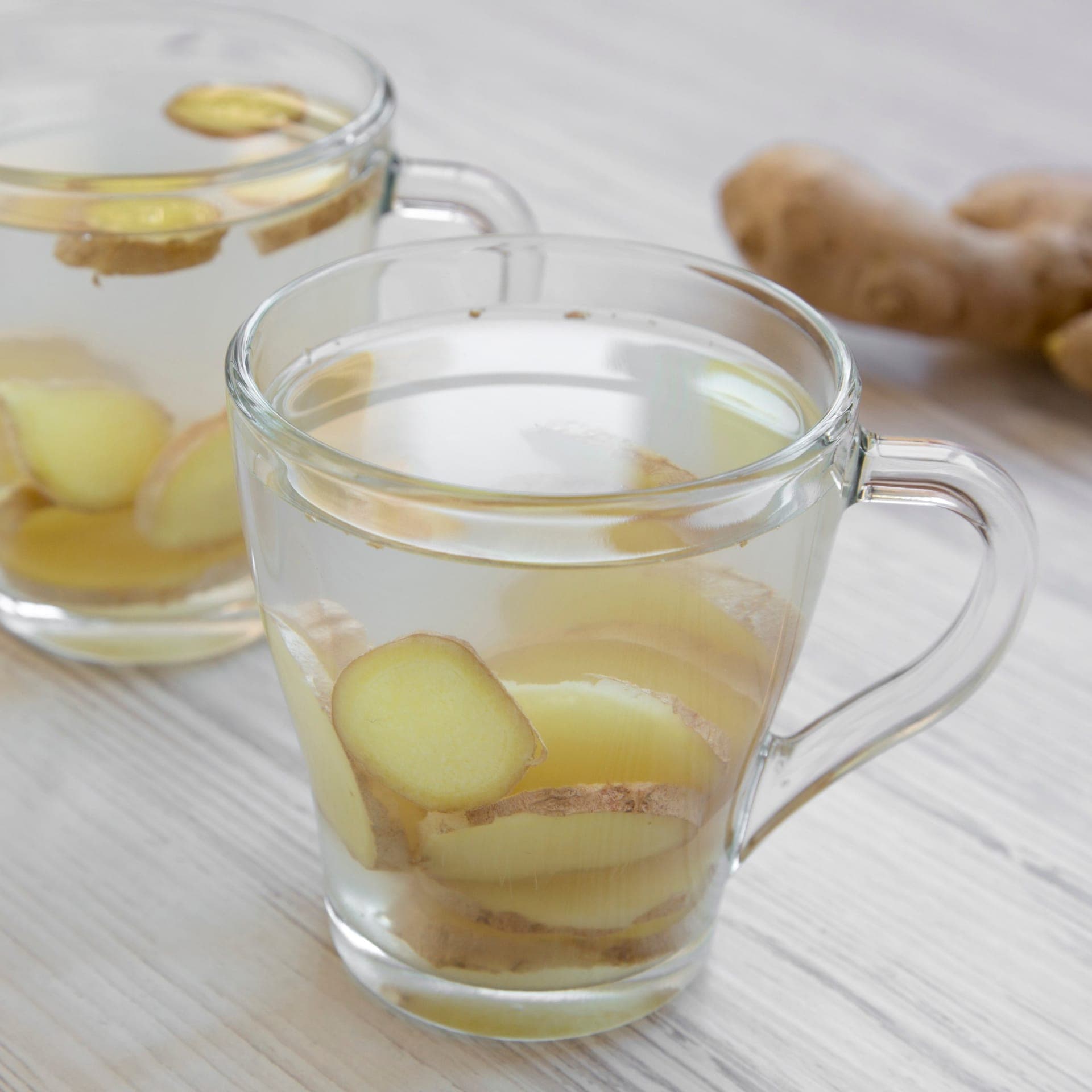 Tasse Ingwertee mit Zitrone als natürliches Hausmittel gegen Seekrankheit