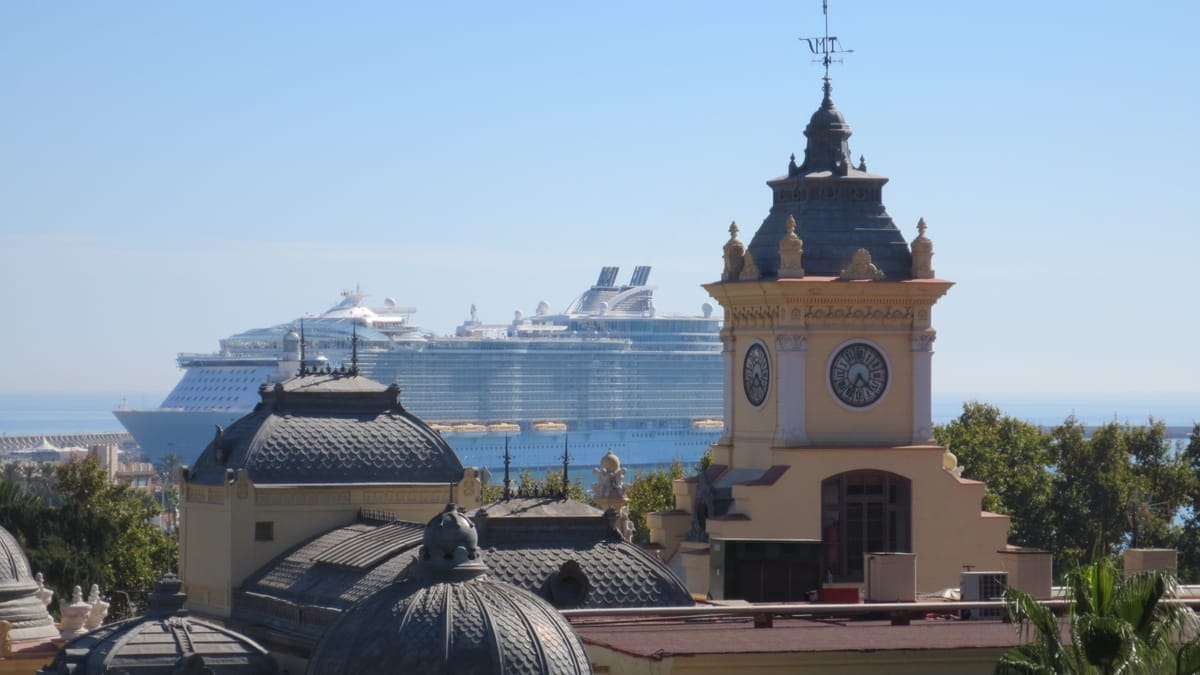 Uhrturm und Kuppeldächer in Málaga, dahinter die Oasis of the Seas im Hafen