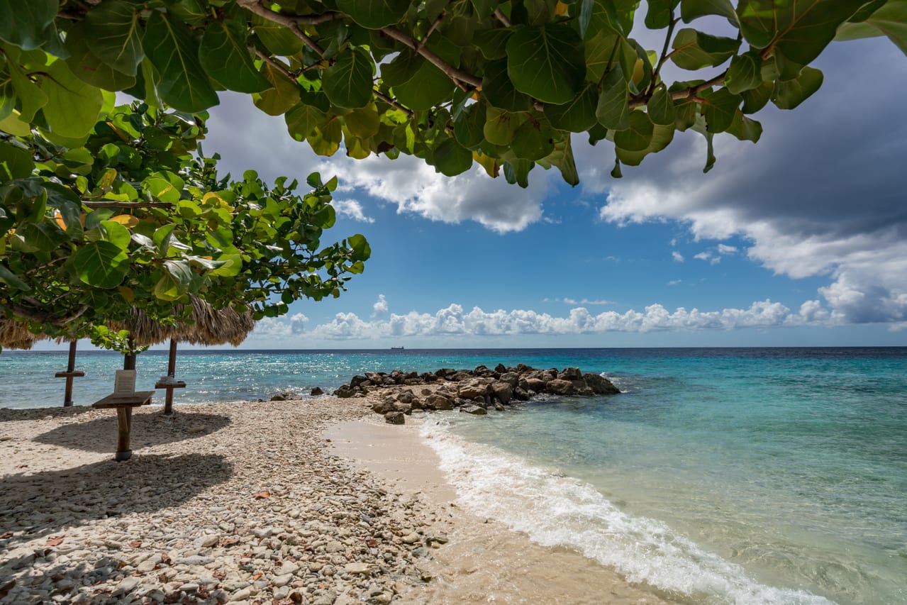 Bunte Kolonialfassaden der Handelskade am Wasser in Willemstad