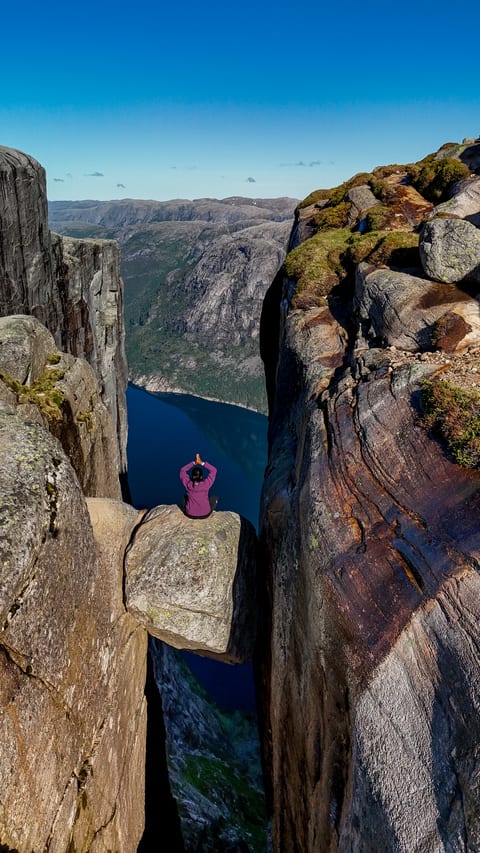 Der Kjeragbolten klemmt als Felsblock in einer Bergspalte hoch über dem Lysefjord