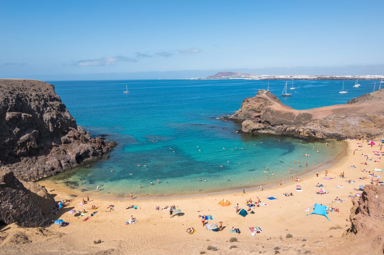 Die Bucht Playa Papagayo auf Lanzarote mit hellem Sand und türkisblauem Wasser