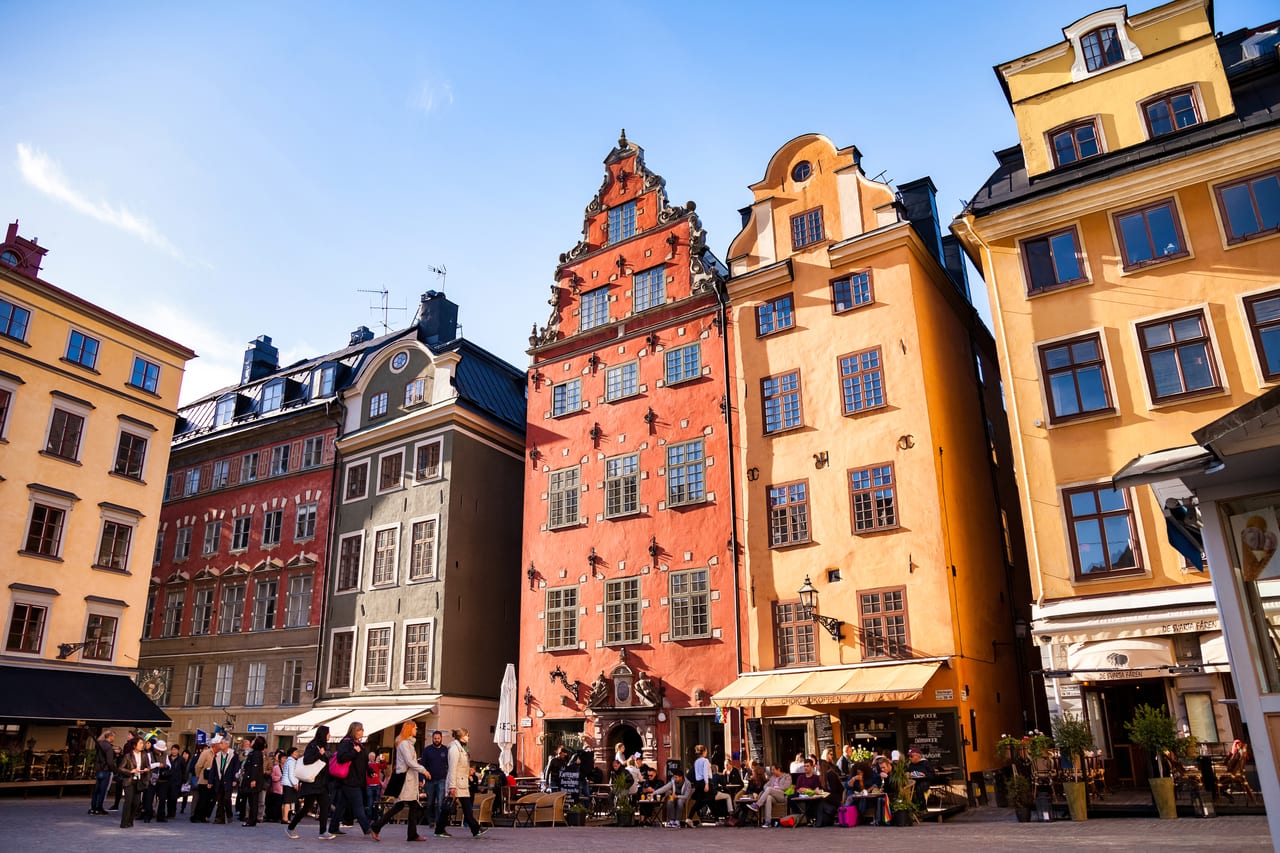 Bunte Giebelhäuser am Stortorget in der Abendsonne
