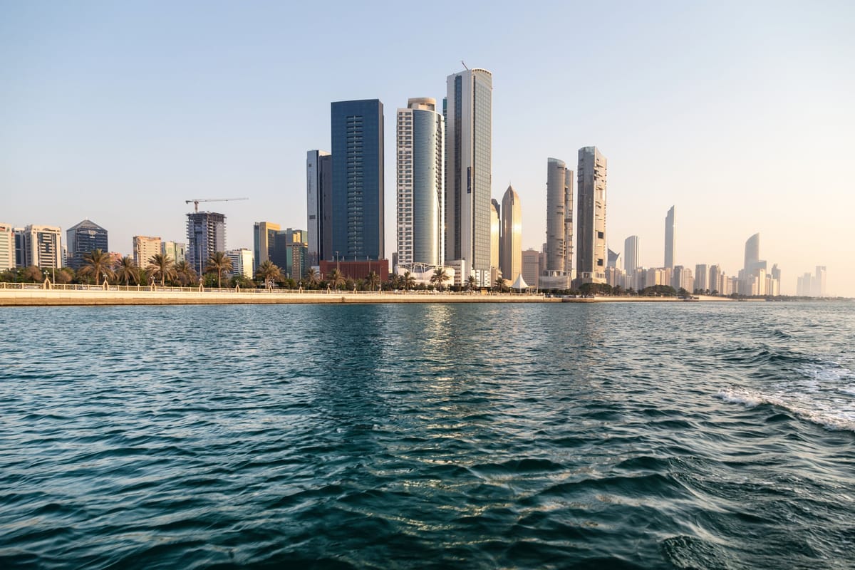 Die Hochhaus-Skyline von Abu Dhabi hinter dem Wasser der Corniche