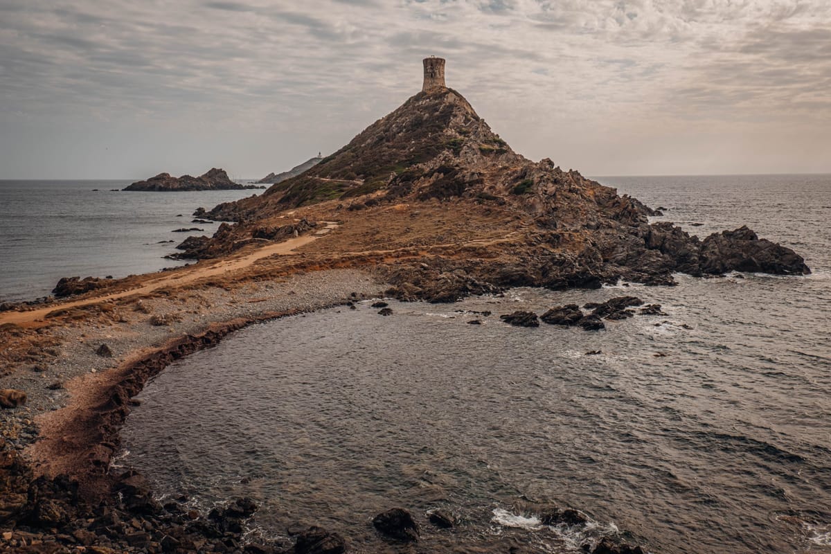 Blick auf die Îles Sanguinaires vor Ajaccio bei Sonnenuntergang