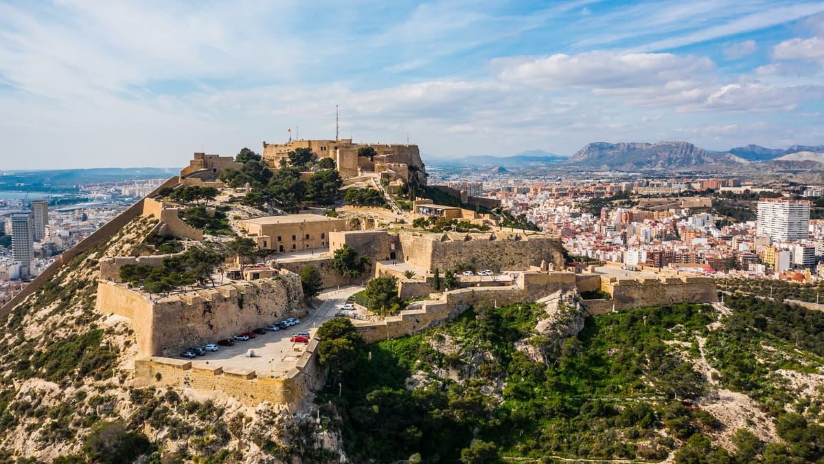 Blick vom Castillo de Santa Bárbara über Alicante, Hafen und Mittelmeer