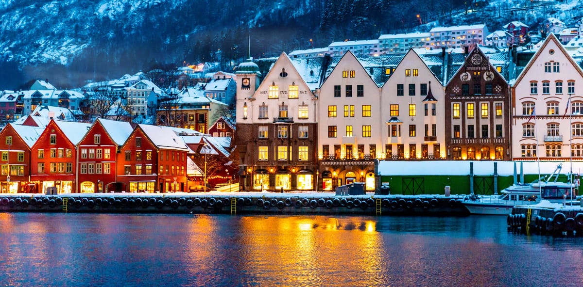 Die bunten historischen Holzfassaden von Bryggen an der Hafenfront, UNESCO-Welterbe