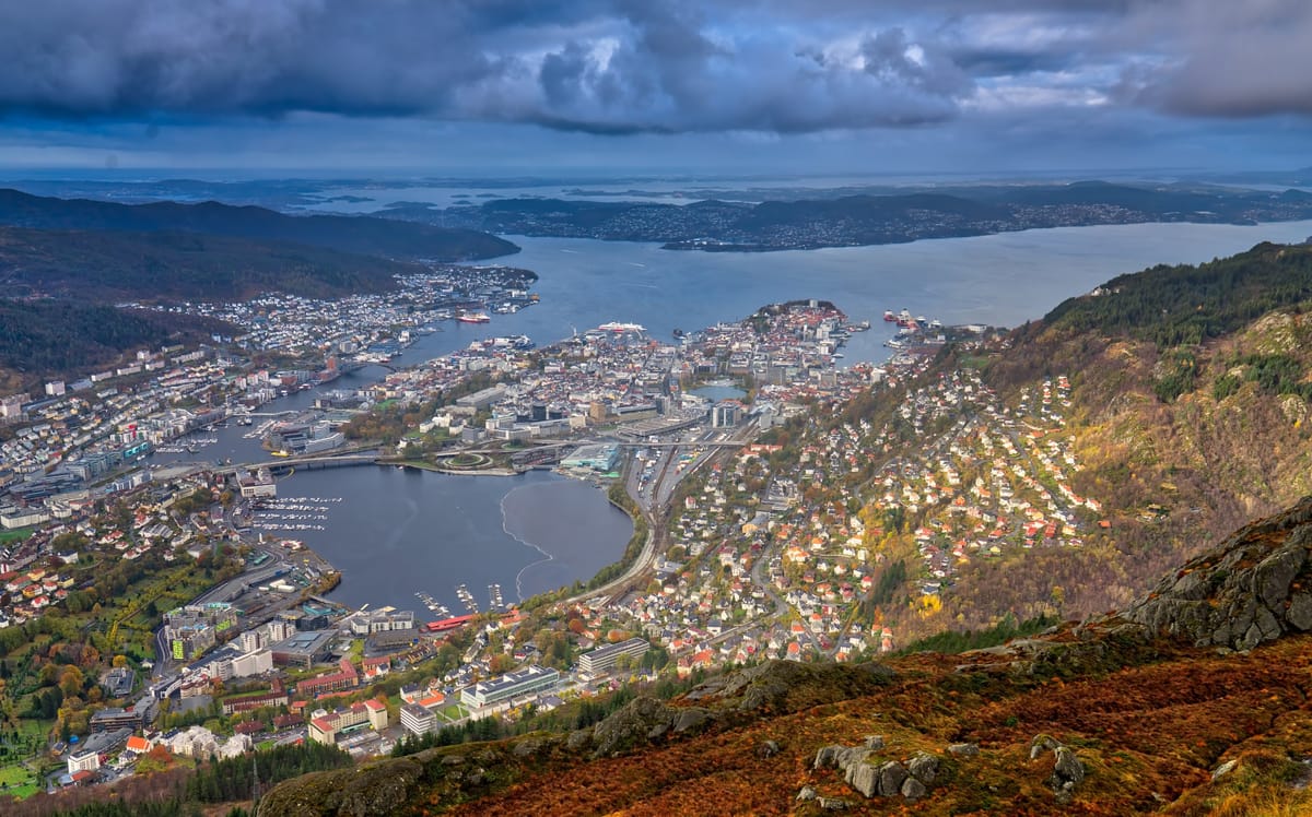 Blick vom Aussichtspunkt Fløyen über Bergen, den Hafen und die vorgelagerten Inseln