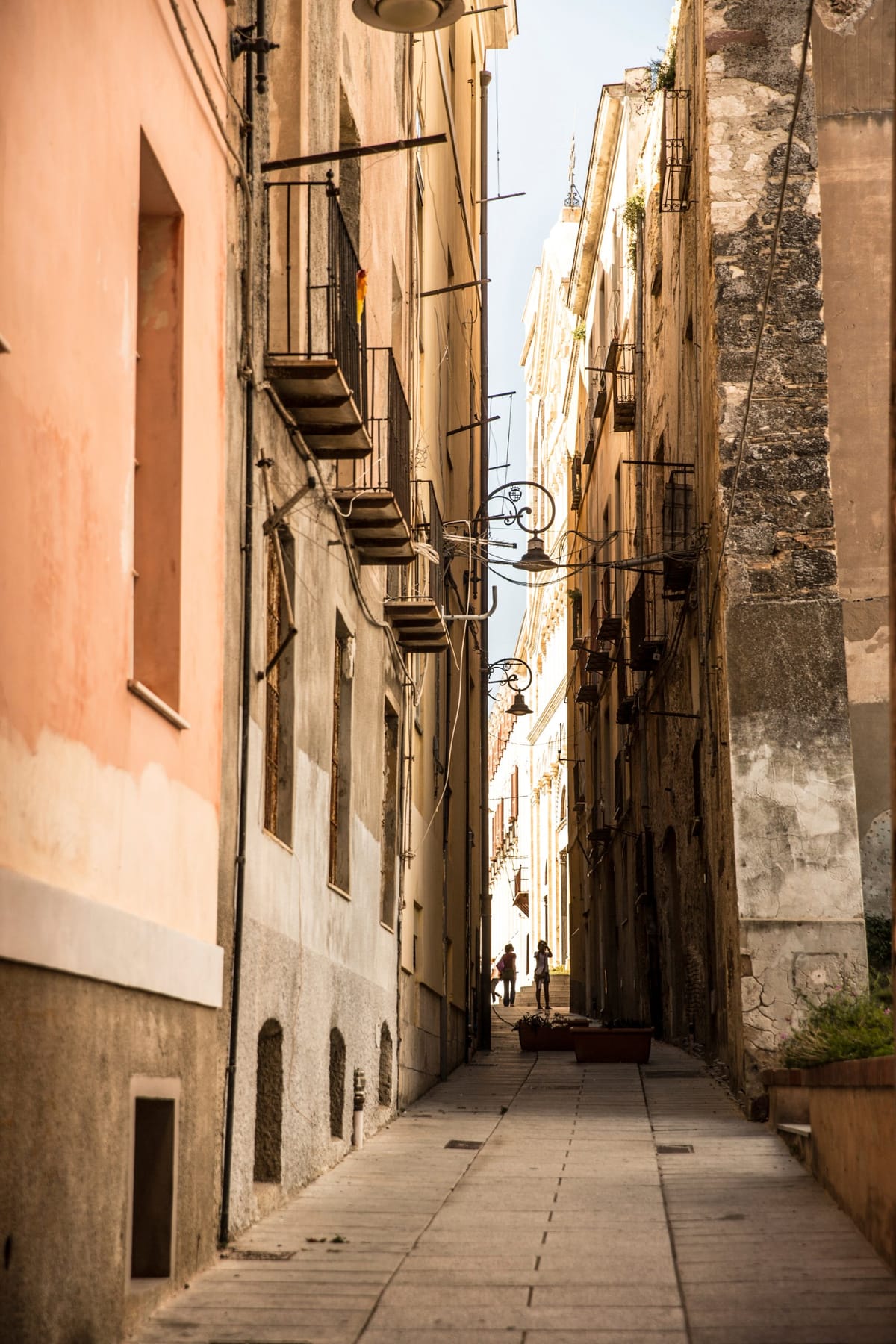 Enge Gasse in der historischen Altstadt von Cagliari