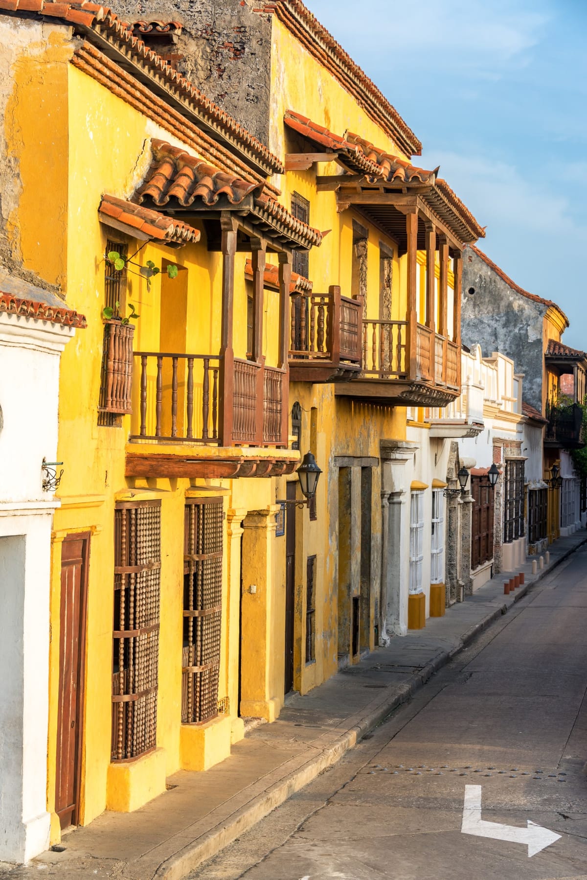 Historische Kolonialstraße mit bunten Fassaden und Holzbalkonen in der Altstadt von Cartagena