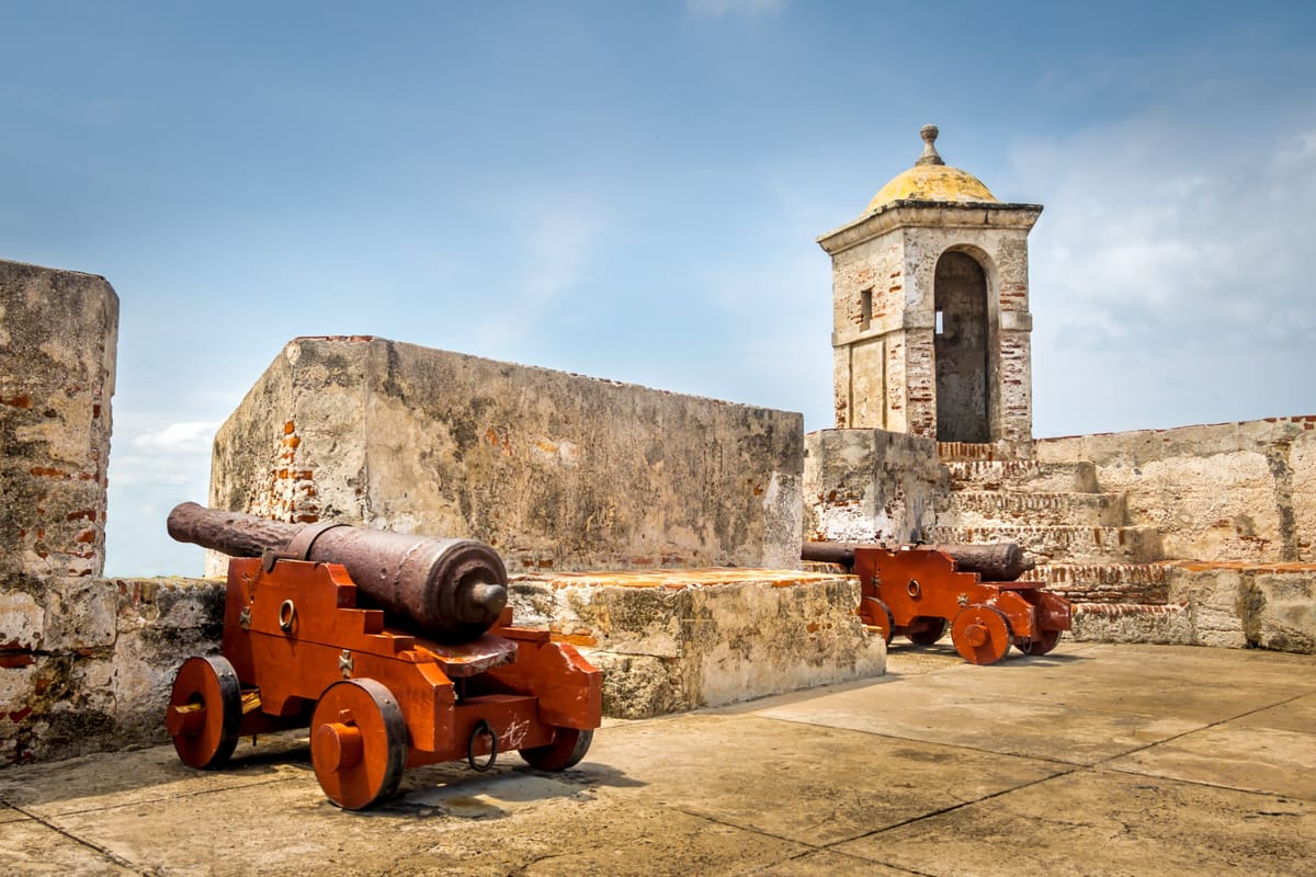 Die Festungsmauern und Kanonen des Castillo San Felipe de Barajas über Cartagena