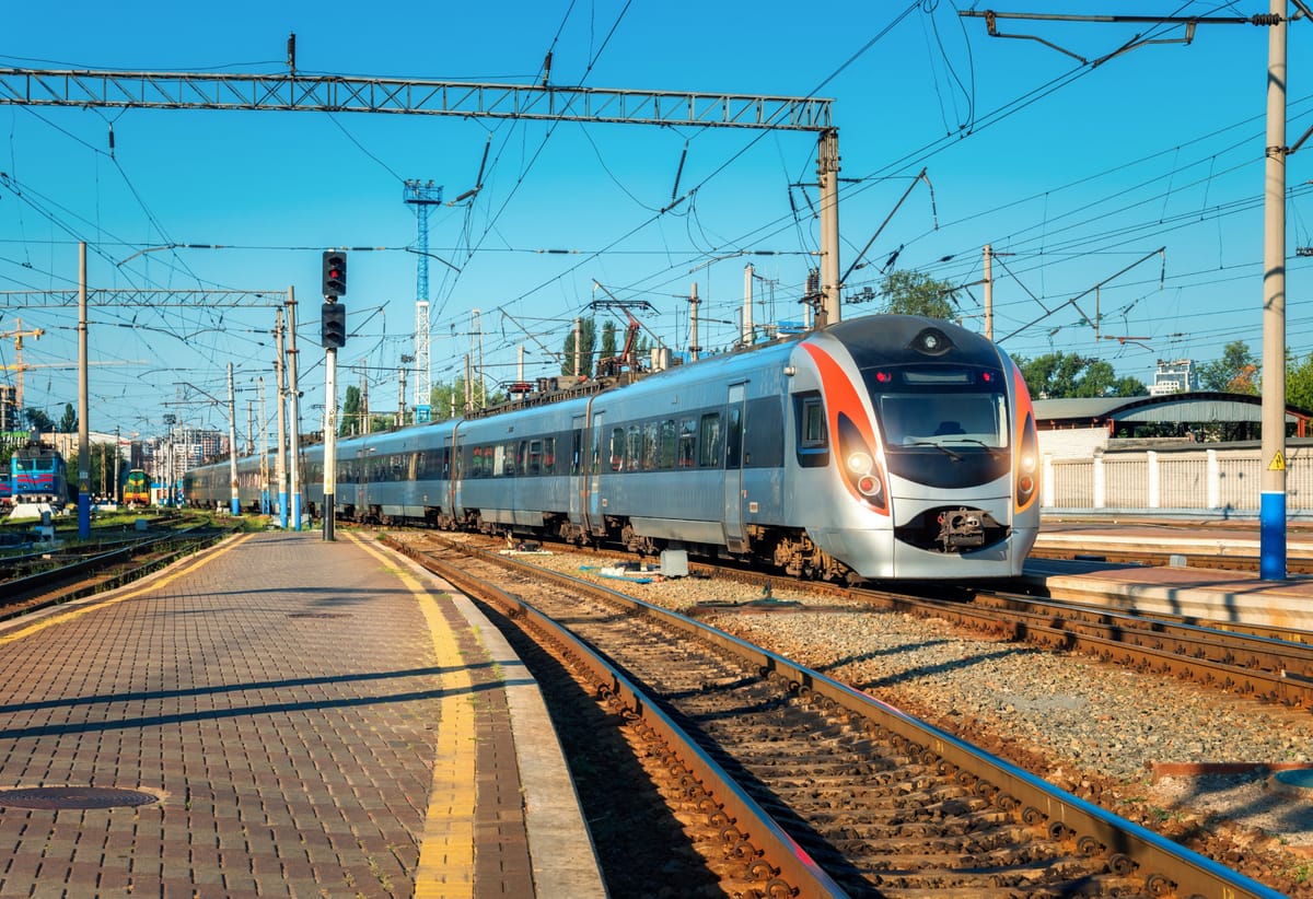 Regionalzug am Bahnhof auf der Strecke nach Rom