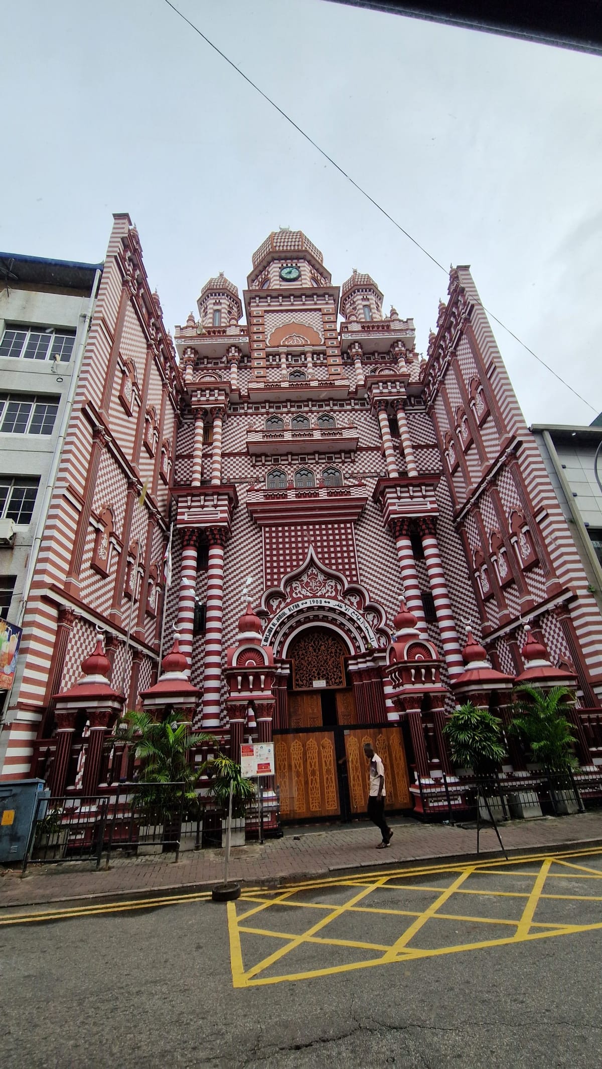 Rot-weiß gestreifte Fassade und Zwiebeltürme der Jami-Ul-Alfar-Moschee in Colombo