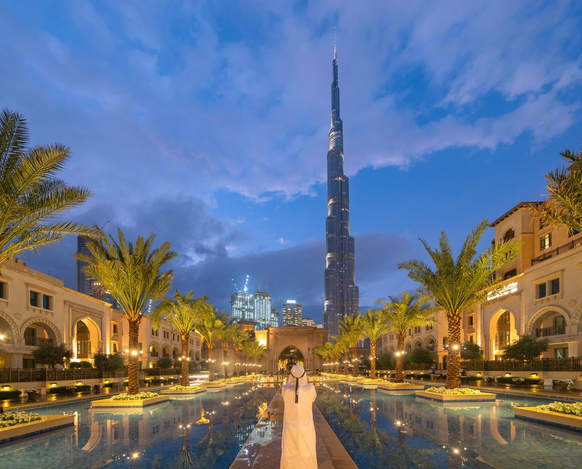 Das Burj Khalifa ragt über die Hochhäuser von Downtown Dubai
