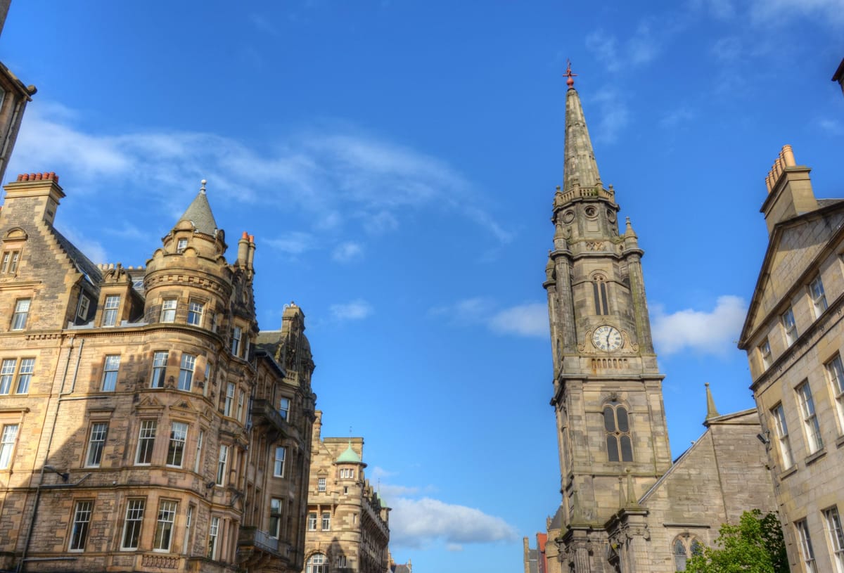 Die Royal Mile in der Altstadt von Edinburgh mit historischen Fassaden und Passanten
