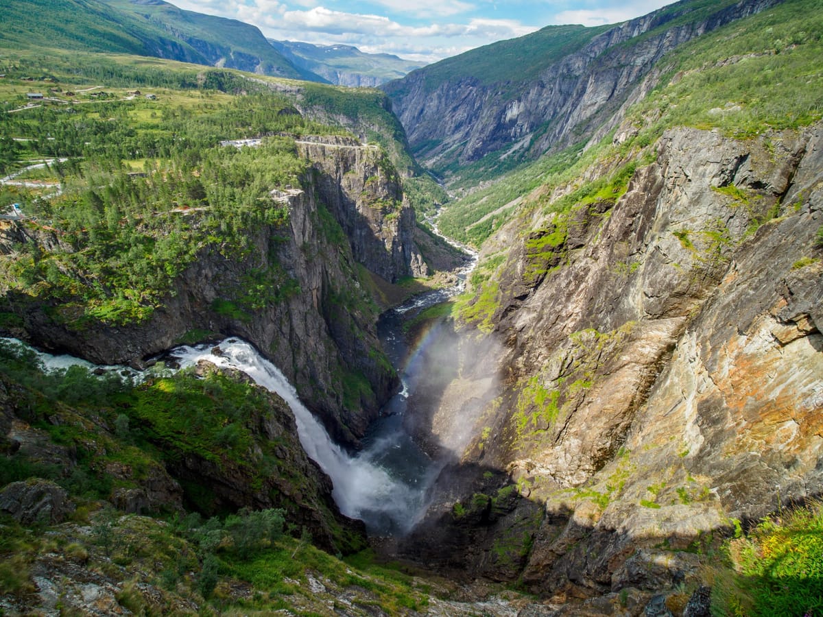 Vøringsfossen stürzt 182 Meter in die Måbødal-Schlucht, Aussichtsplattform oder Stufenbrücke im Bild