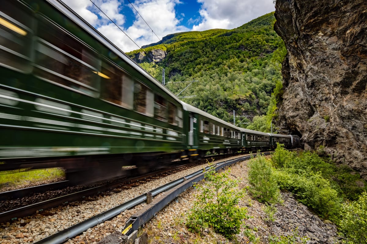Die grünen Waggons der Flåmsbahn auf der Bergstrecke zwischen Flåm und Myrdal