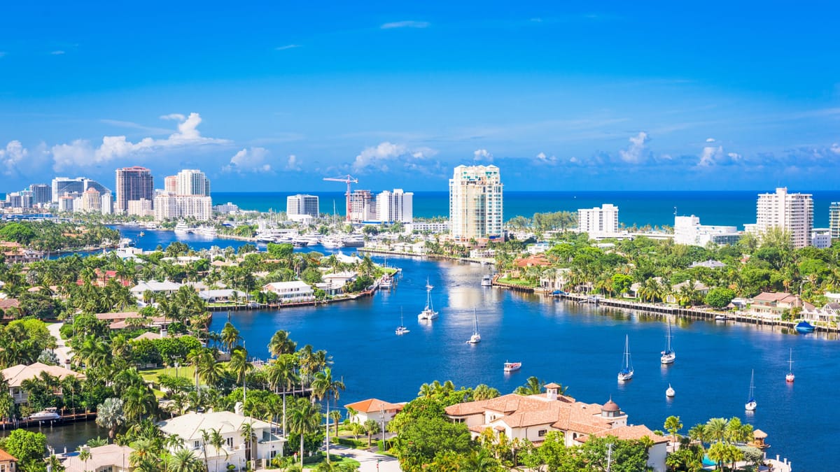 Kanal in Fort Lauderdale mit Yachten und Villen am Ufer, aufgenommen vom Wasser aus